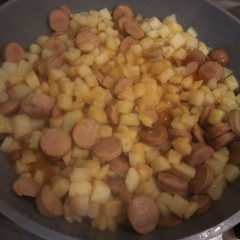 תבשיל חורף של תפוחי אדמה ונקניקיות