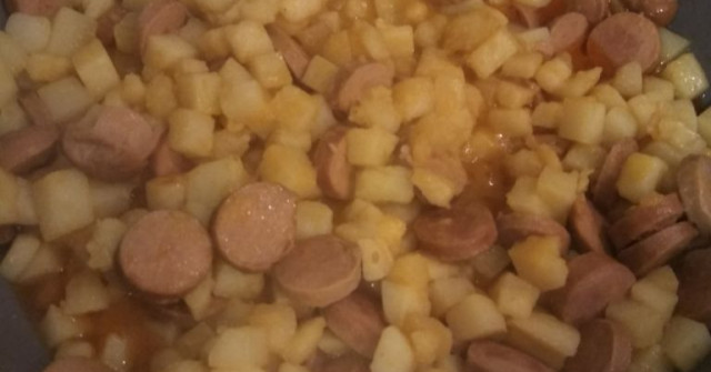 תבשיל חורף של תפוחי אדמה ונקניקיות