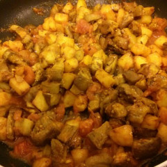 תבשיל תפוחי אדמה וחצילים מהמטבח ההודי
