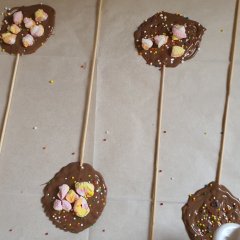 סוכריות שוקולד על מקל