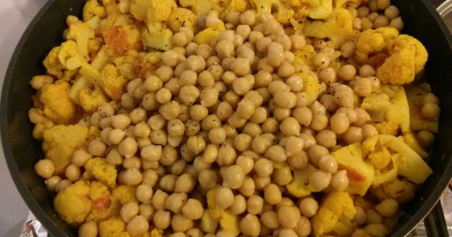 תבשיל כרובית וחומוס מהמטבח ההודי